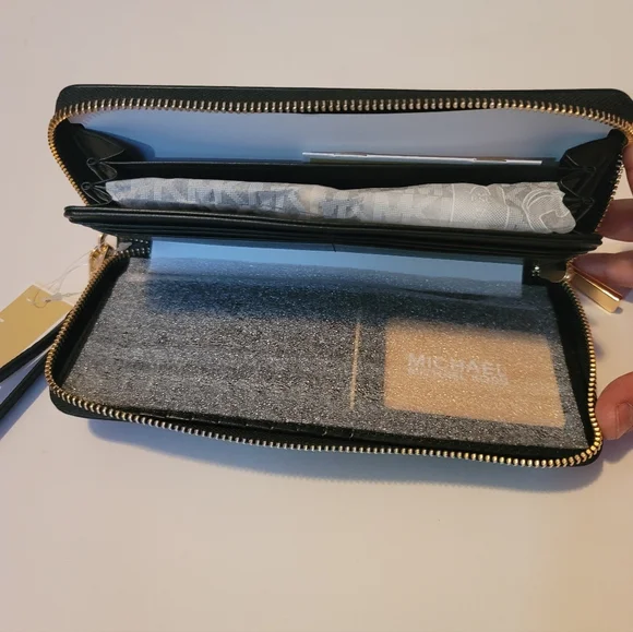 Michael Kors Black Wallet - Picture 5 of 6